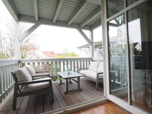 Balkon mit Balkonmöbeln