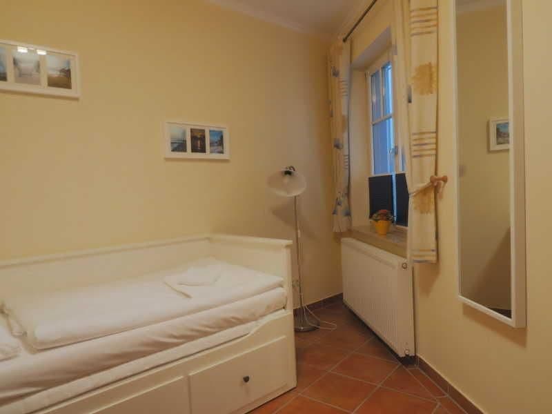 Kleines Schlafzimmer: Bett mit 160x200 Liegefläche