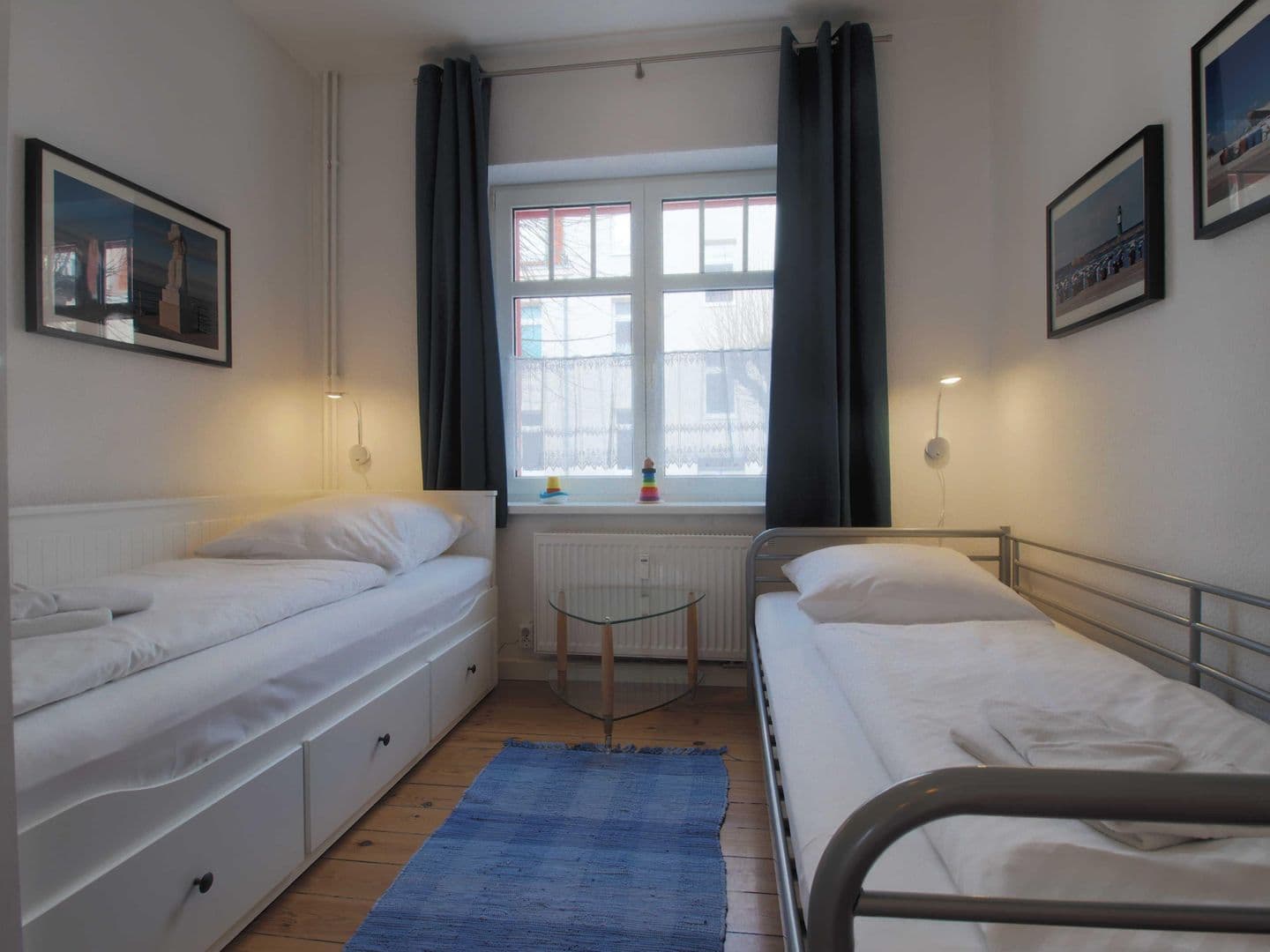 Schlafzimmer mit zwei Einzelbetten