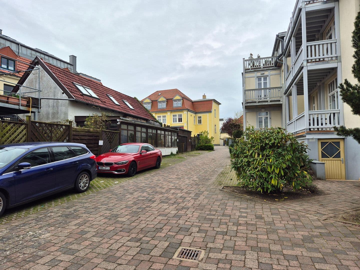 Parkplatz auf dem Grundstück
