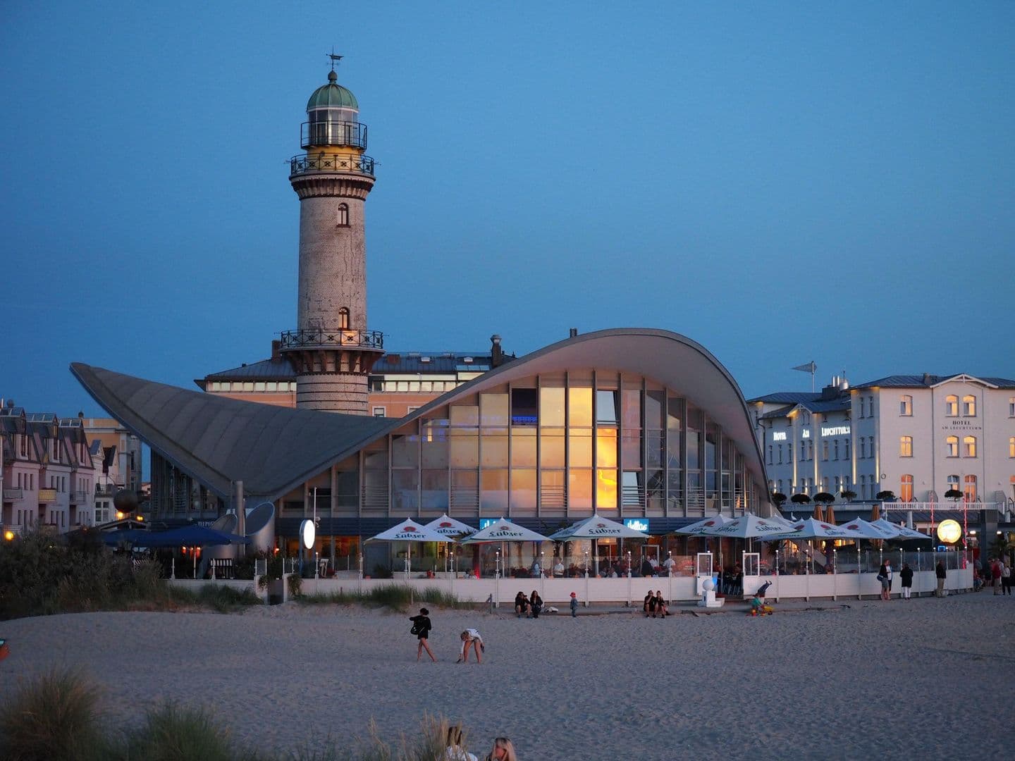 Teepott und Leuchtturm am Abend