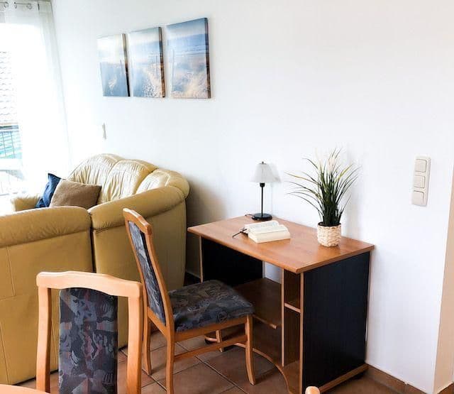Kleiner Schreibtisch im Wohnzimmer