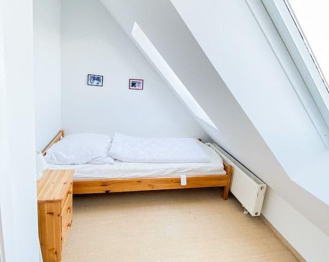 Kleines Schlafzimmer mit Einzelbett