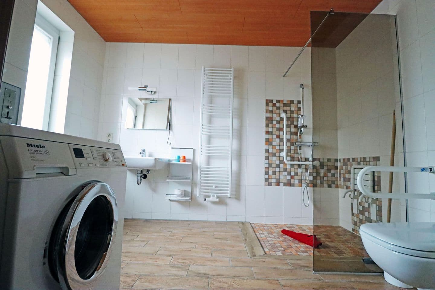 Badezimmer mit ebenerdiger Dusche
