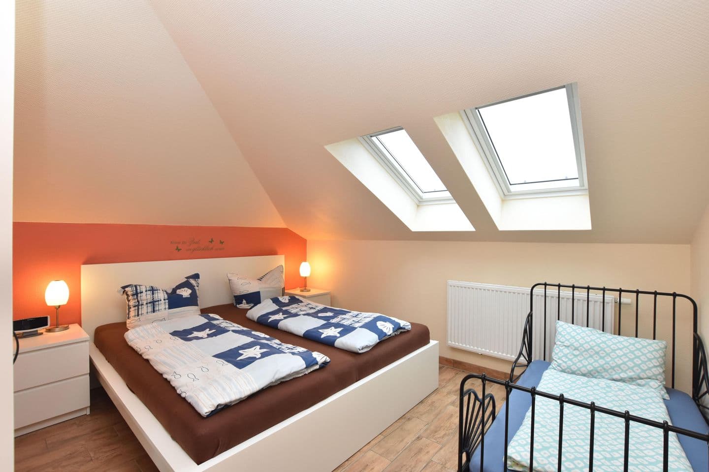 Schlafzimmer mit Kinderbett