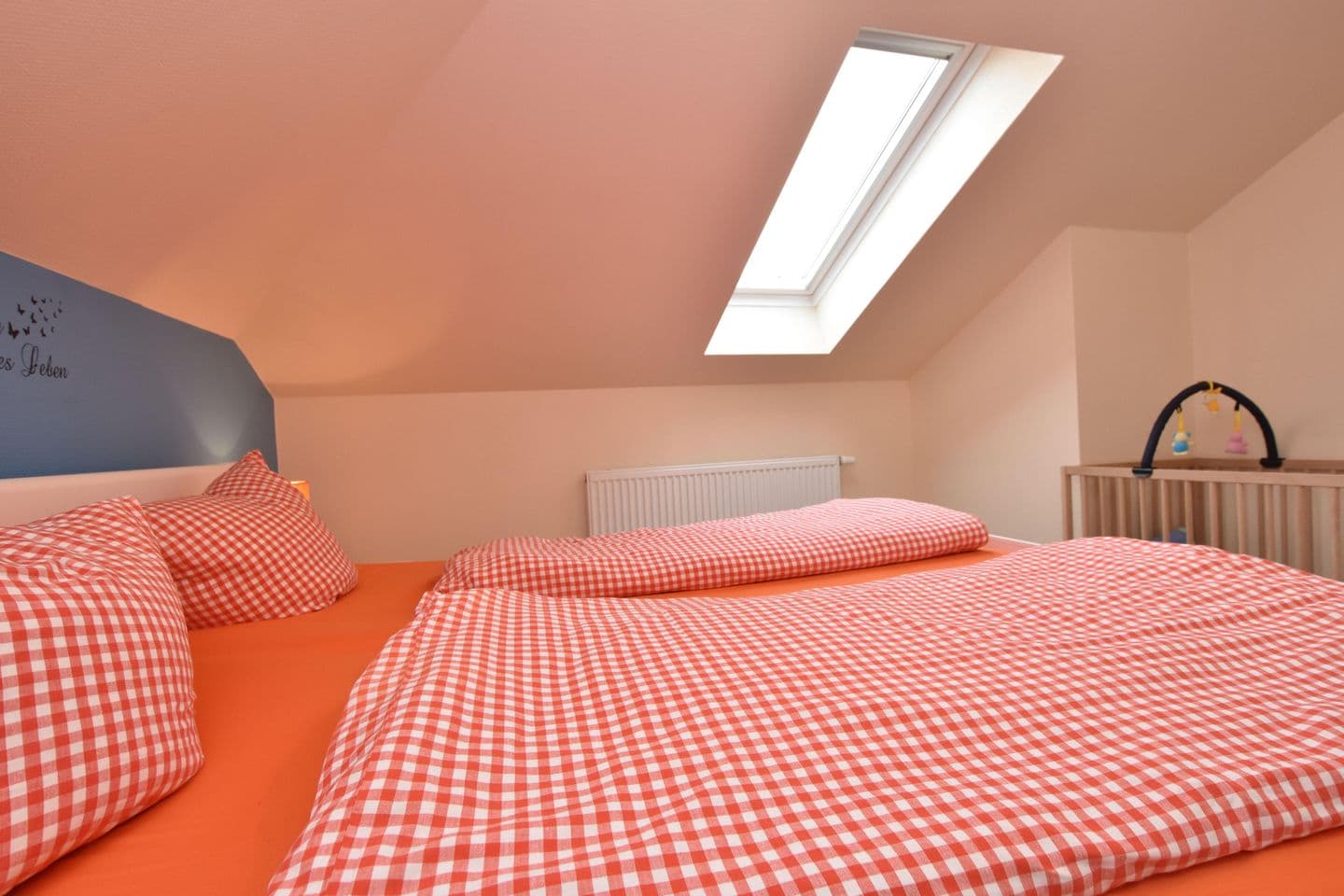 Schlafzimmer mit Babybett