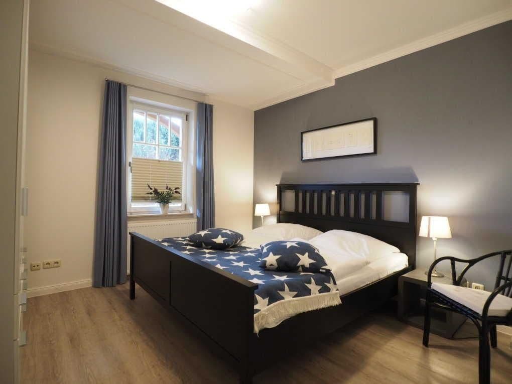 Schlafzimmer mit Doppelbett
