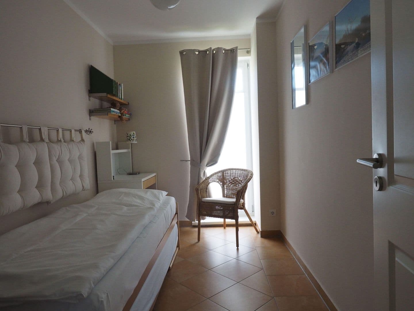 Kleines Schlafzimmer mit IKEA Ausziehbett
