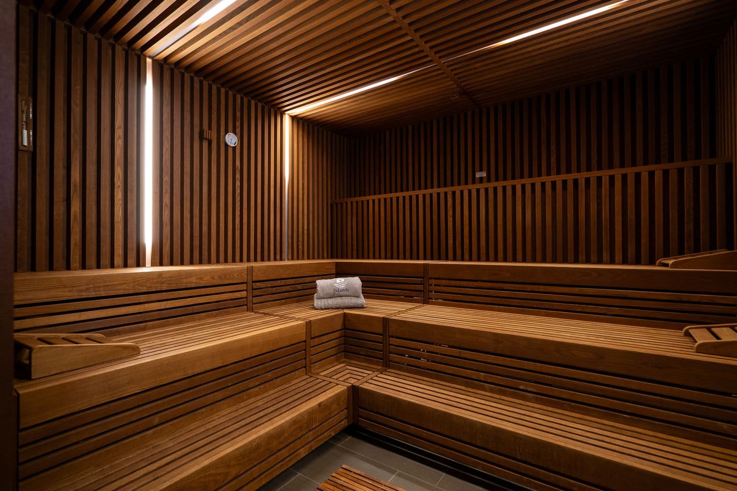 Wellnessbereiche mit Sauna, Dampfbad, Ruheraum und direktem Zugang zum Wohnbereich