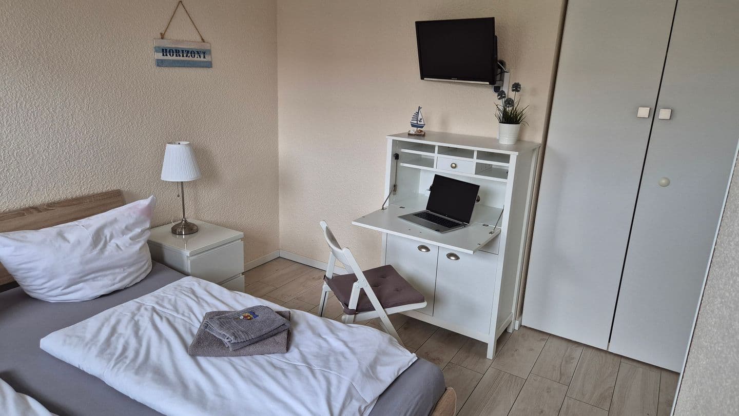 Schlafzimmer und Arbeitsplatz