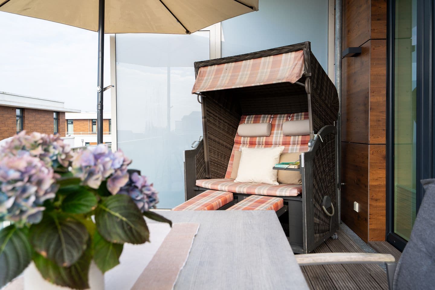 Dachterrasse mit Strandkorb und Meerblick