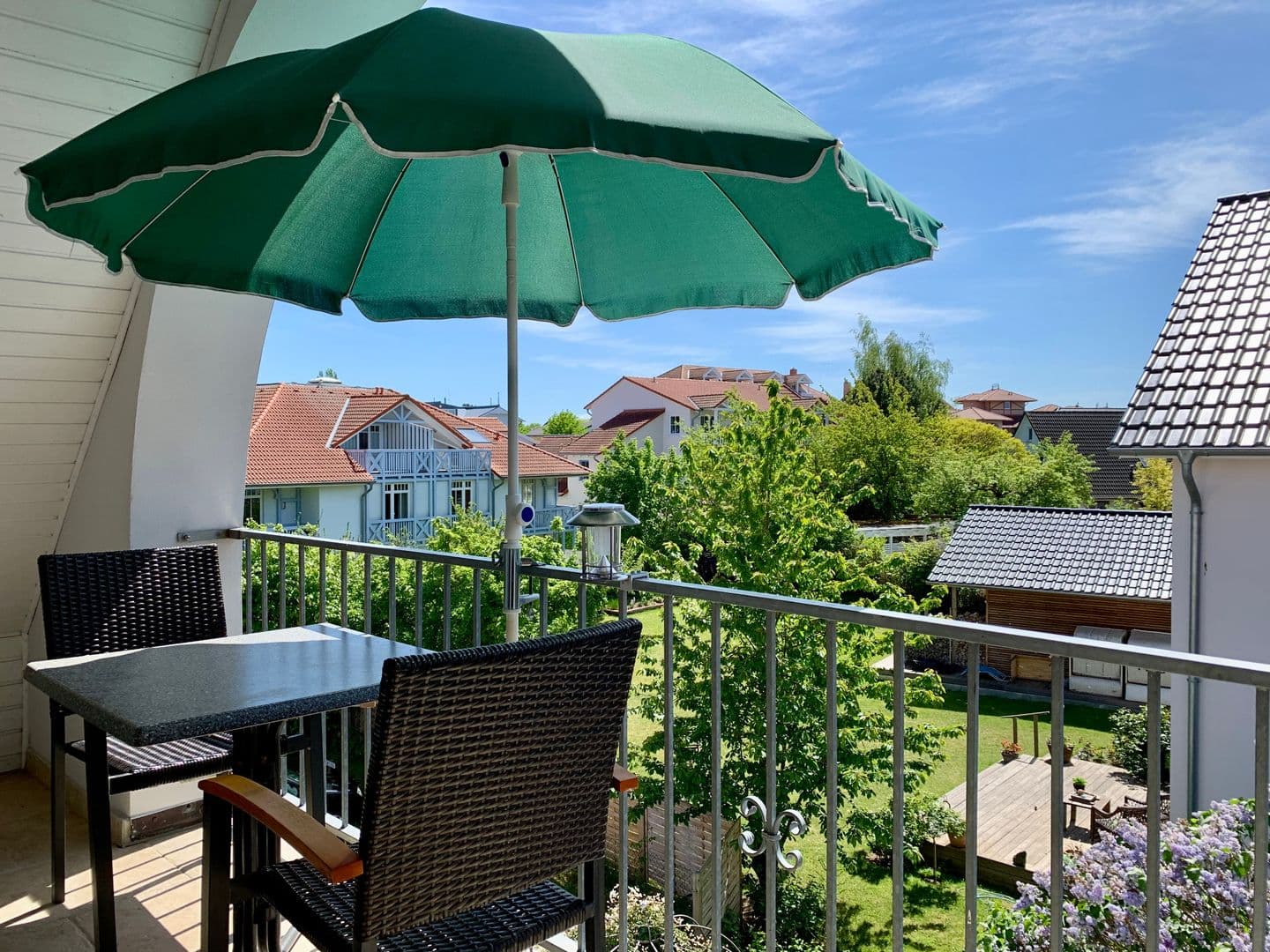 Balkon mit Gartenmöbeln