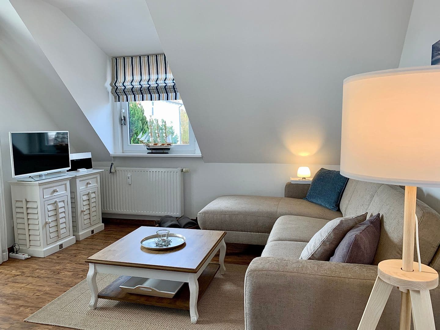 Wohnzimmer mit Eckcouch und TV