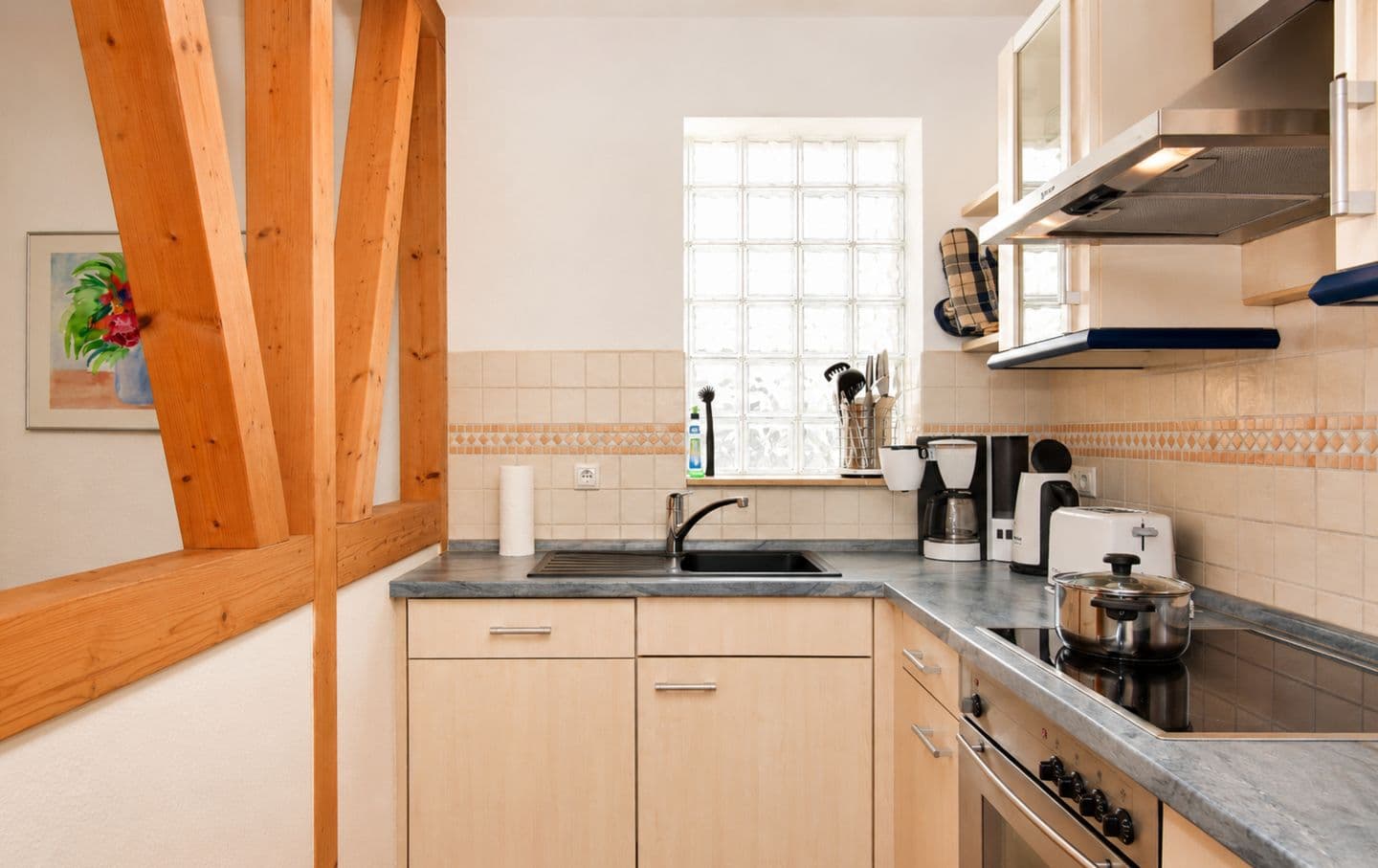 Küche mit Geschirrspüler und Backofen