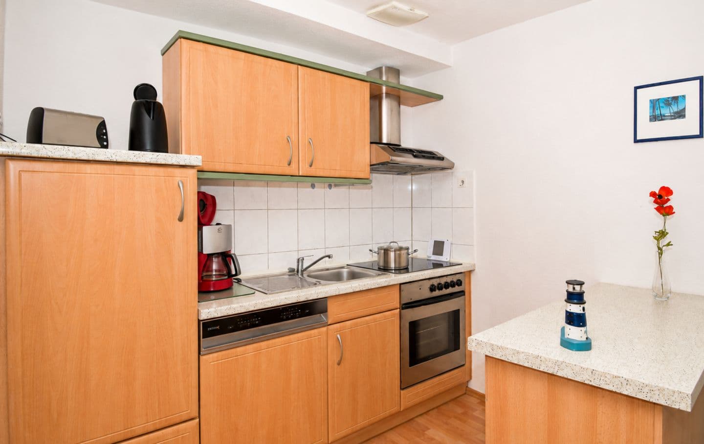 Küche mit Geschirrspüler und Backofen