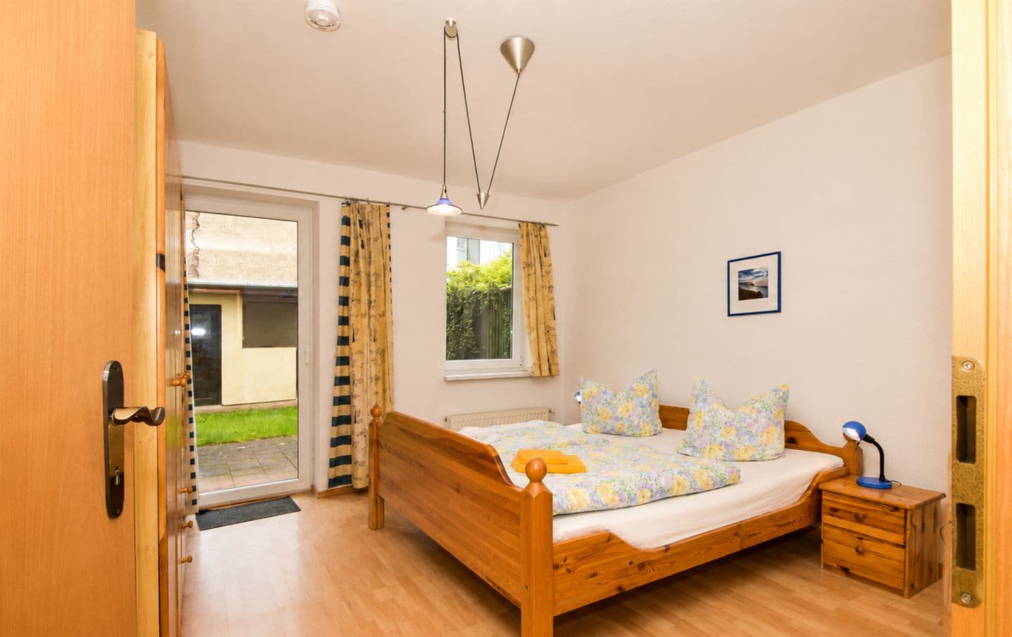 Schlafzimmer mit Zugang zur Terrasse