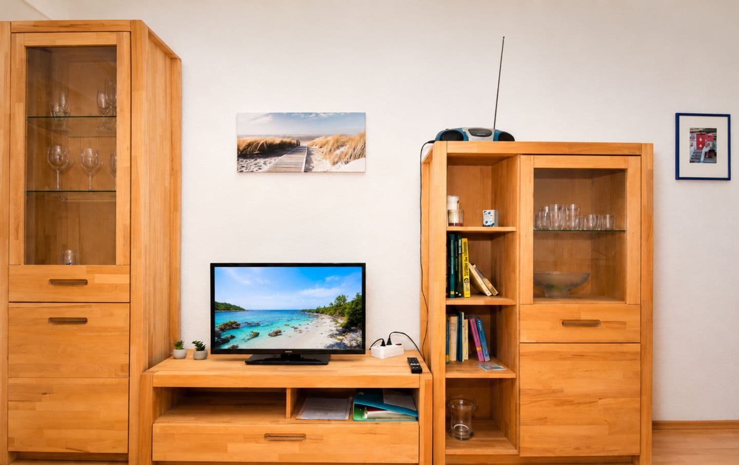 Wohnzimmer mit TV und Kommode