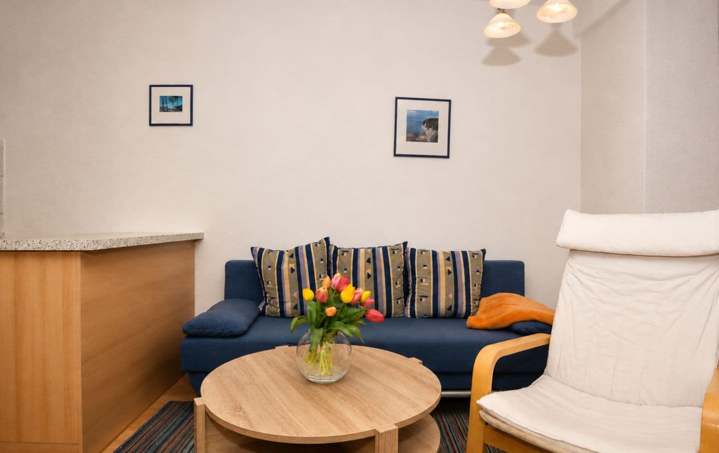 Wohnzimmer mit Sofa und Sessel