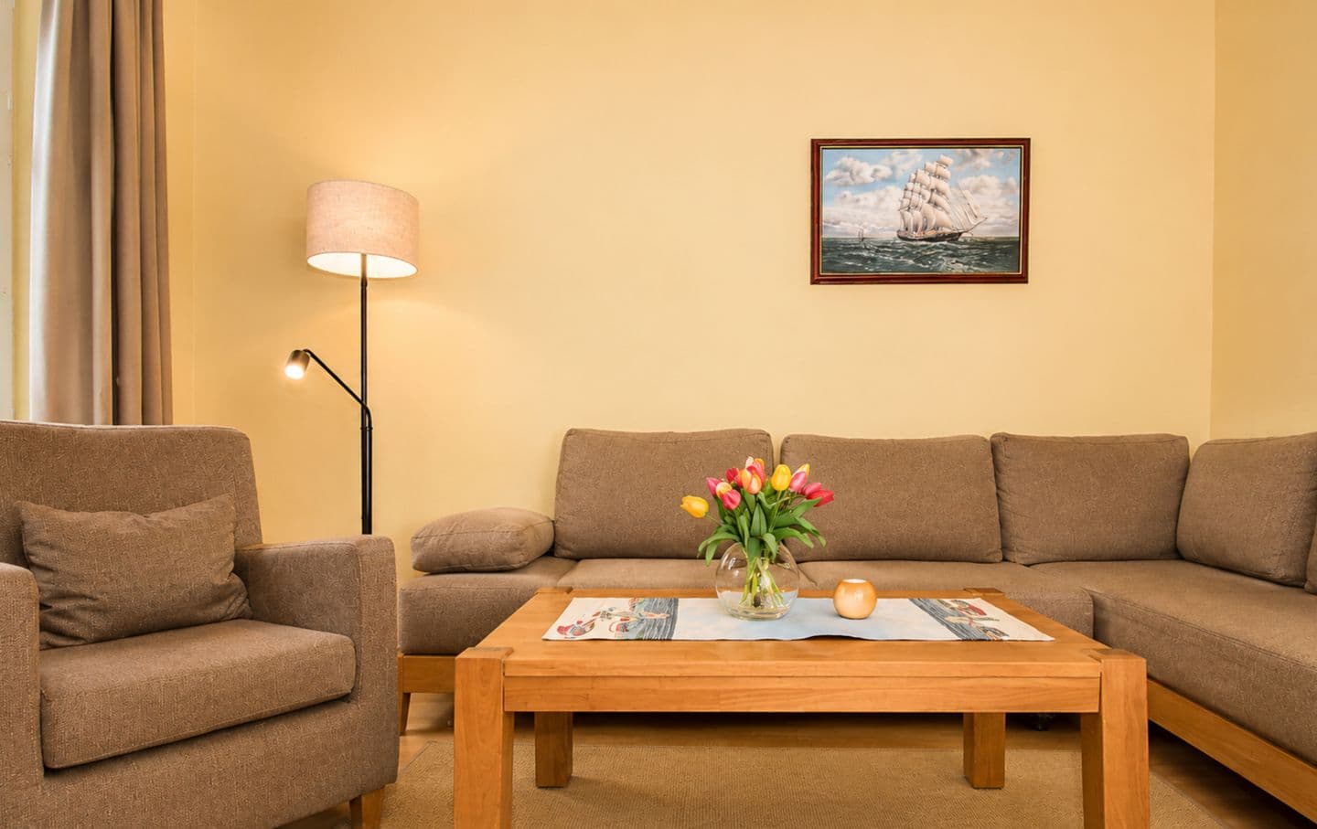 Wohnzimmer mit Sofa uns Sessel