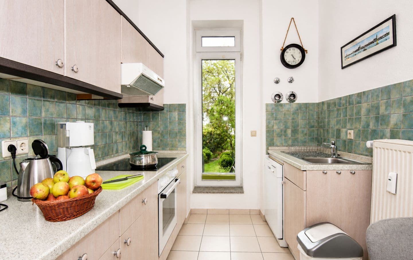 Küche mit Backofen und Geschirrspüler