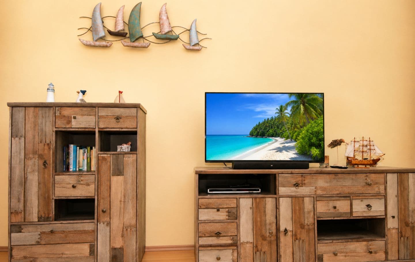 Wohnzimmer mit TV und Kommode