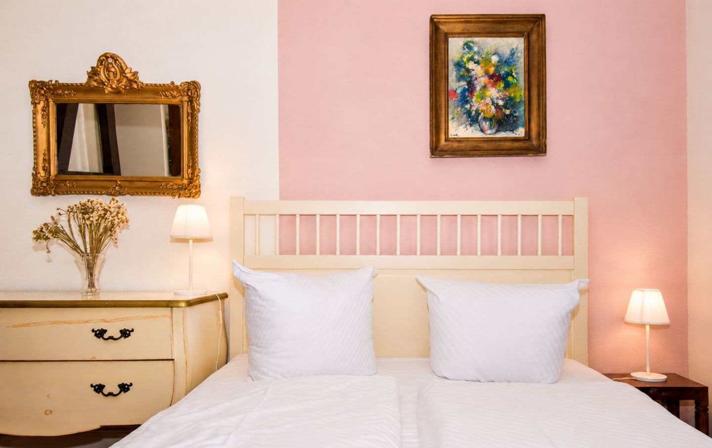Schlafzimmer mit Doppelbett