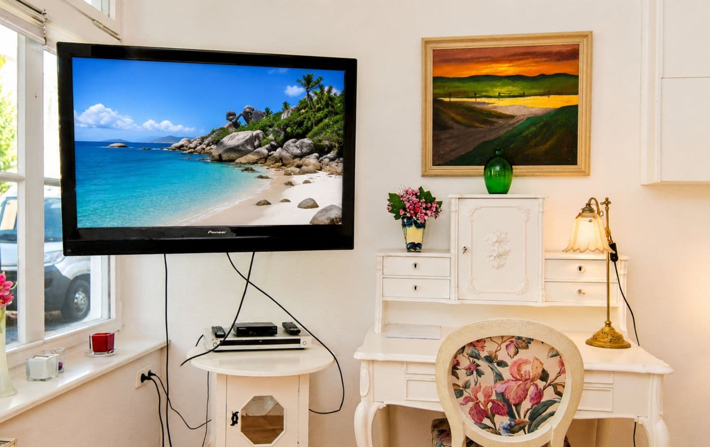 Wohnzimmer mit Schreibtisch