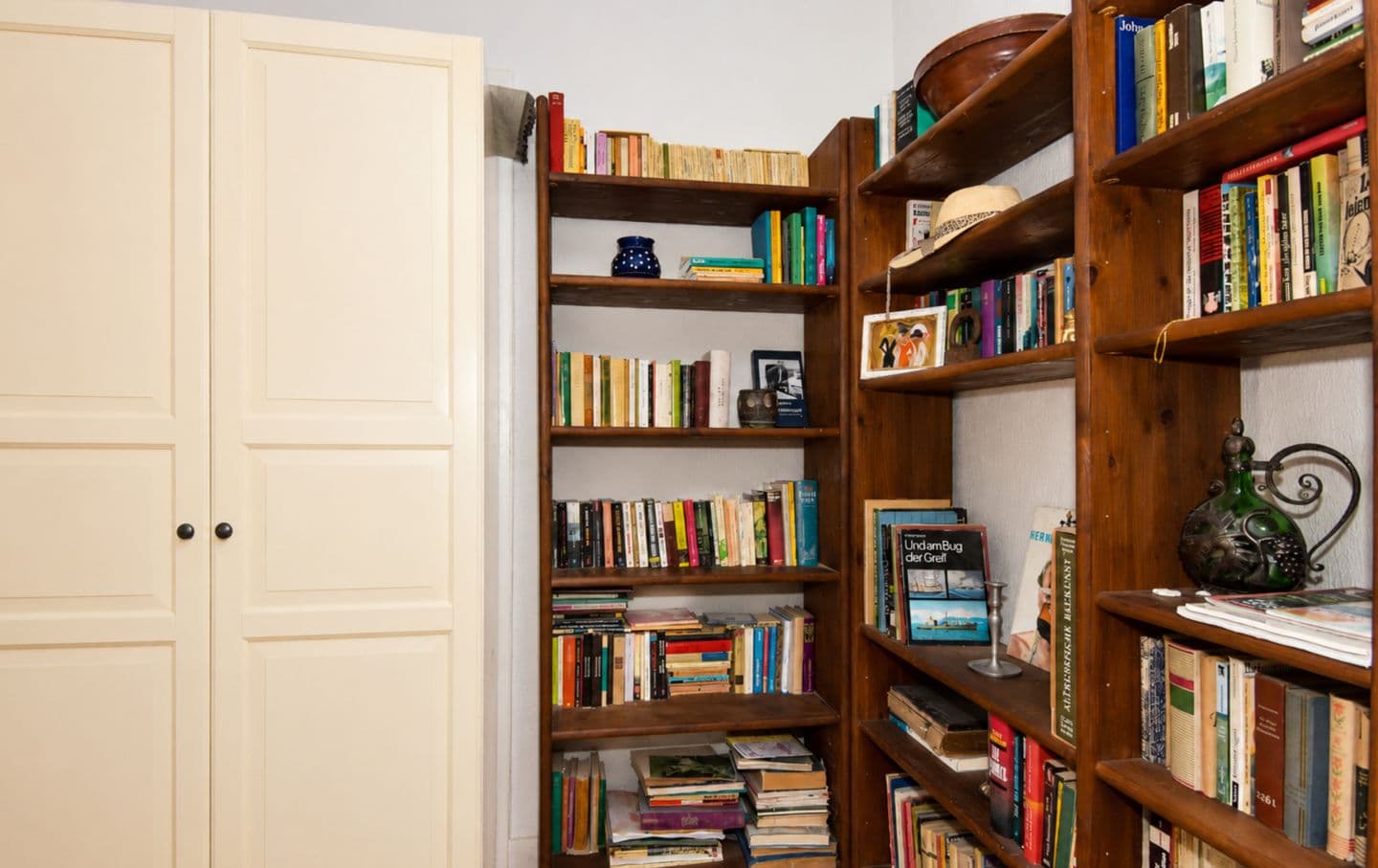 Schlafzimmer mit Kleiderschrank und Bücherregal