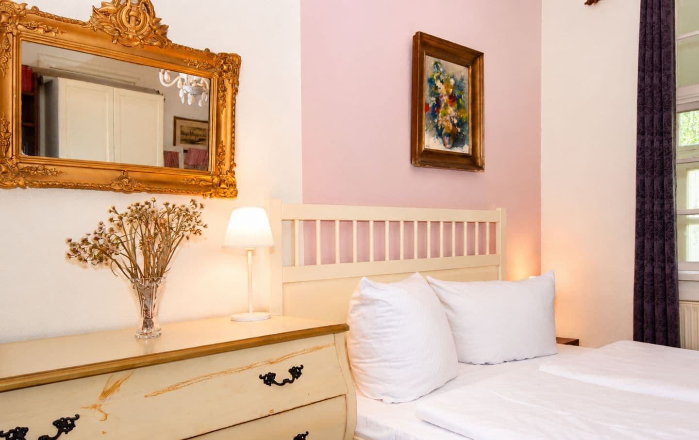 Schlafzimmer mit Doppelbett und Kommode