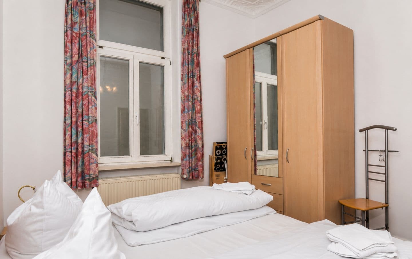 Schlafzimmer mit Kleiderschrank
