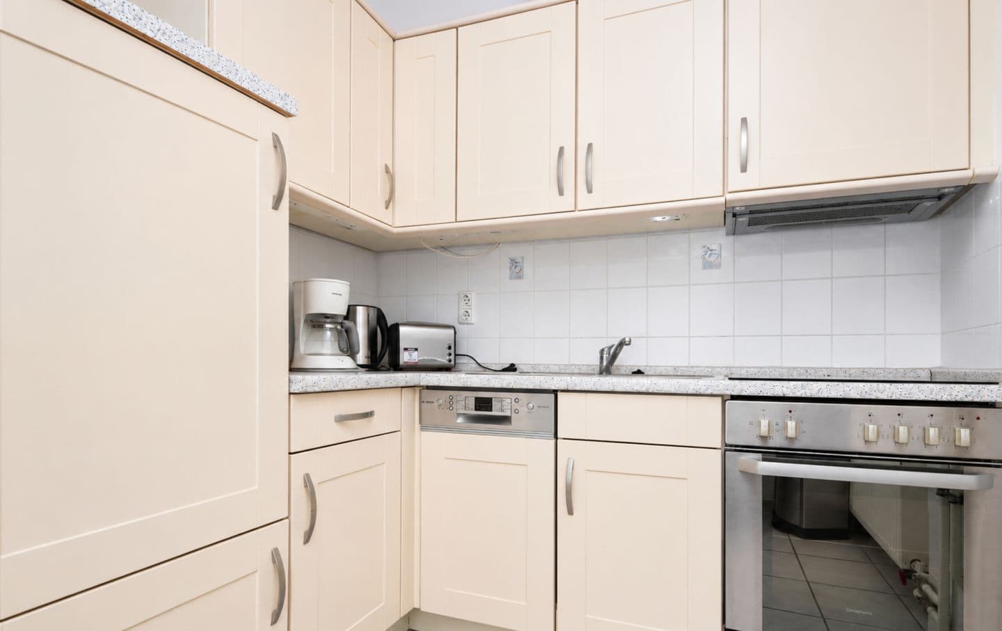 Küche mit Geschirrspüler und Backofen