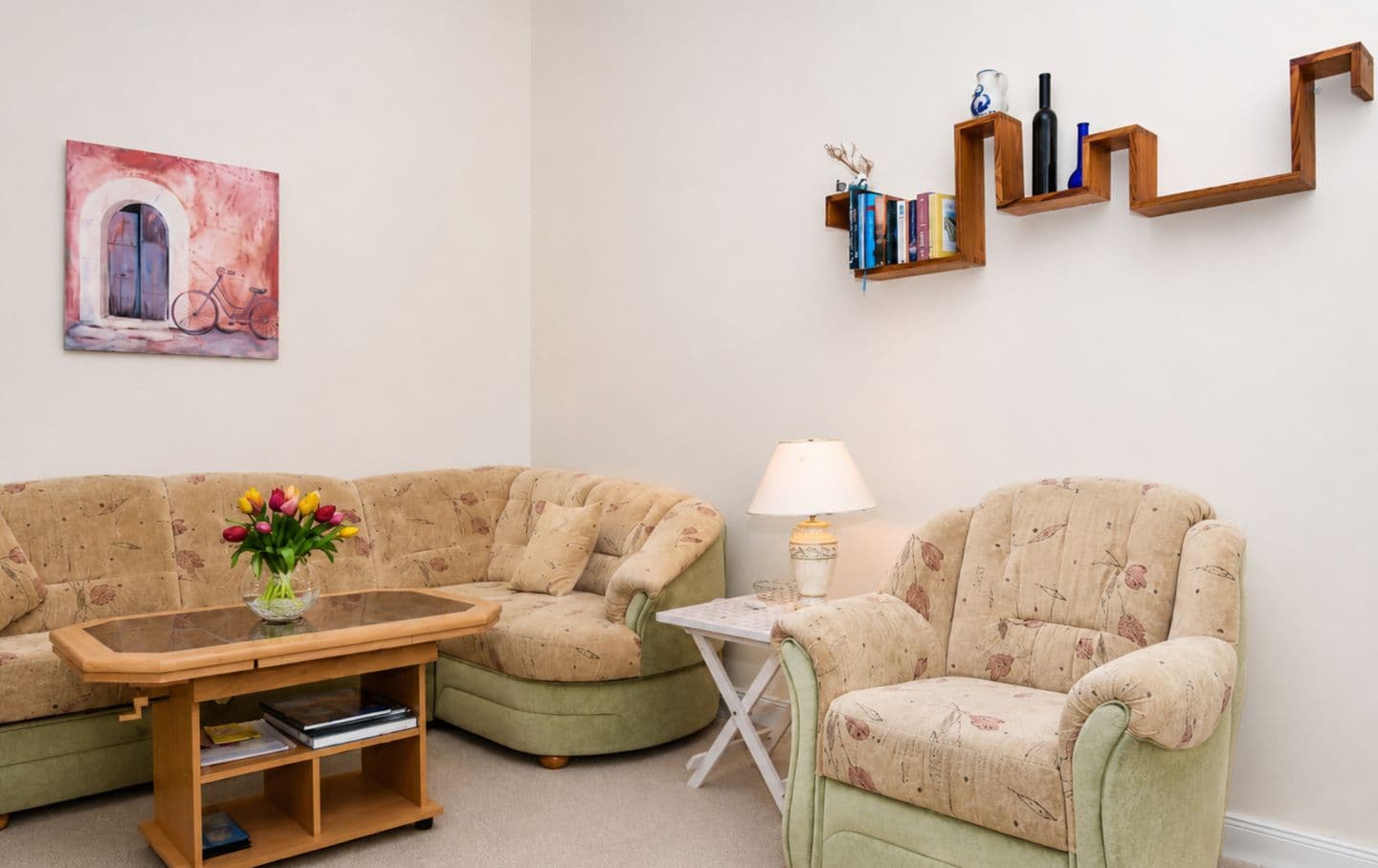 Wohnzimmer mit Ecksofa und Sessel