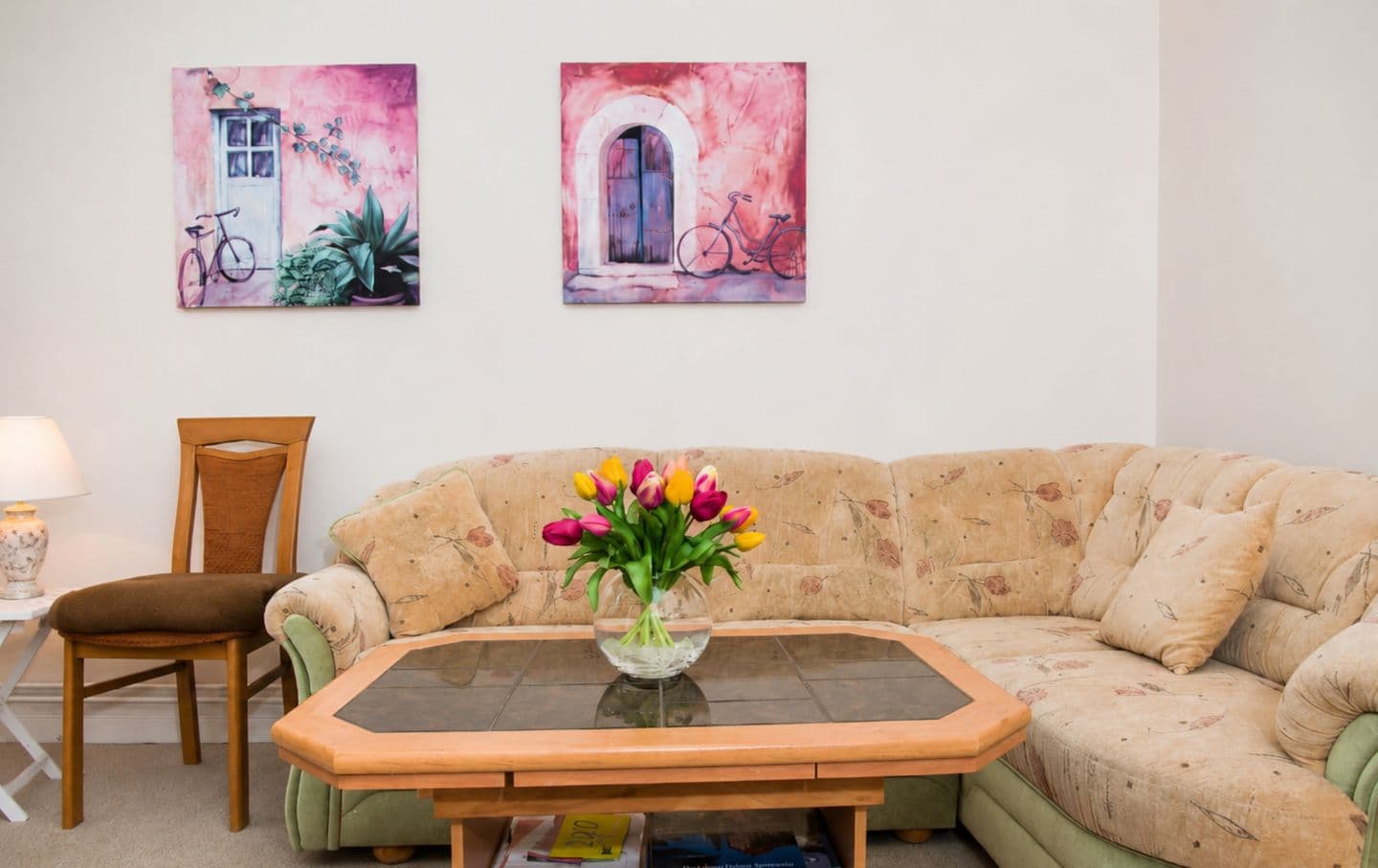 Wohnzimmer mit Ecksofa