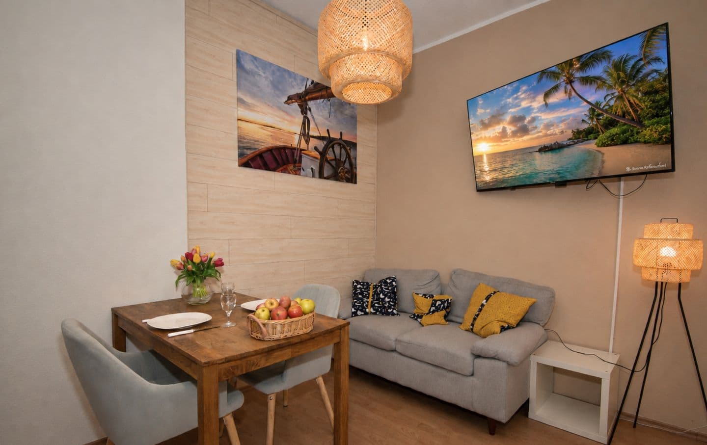 Wohnzimmer mit Sofa und Esstisch