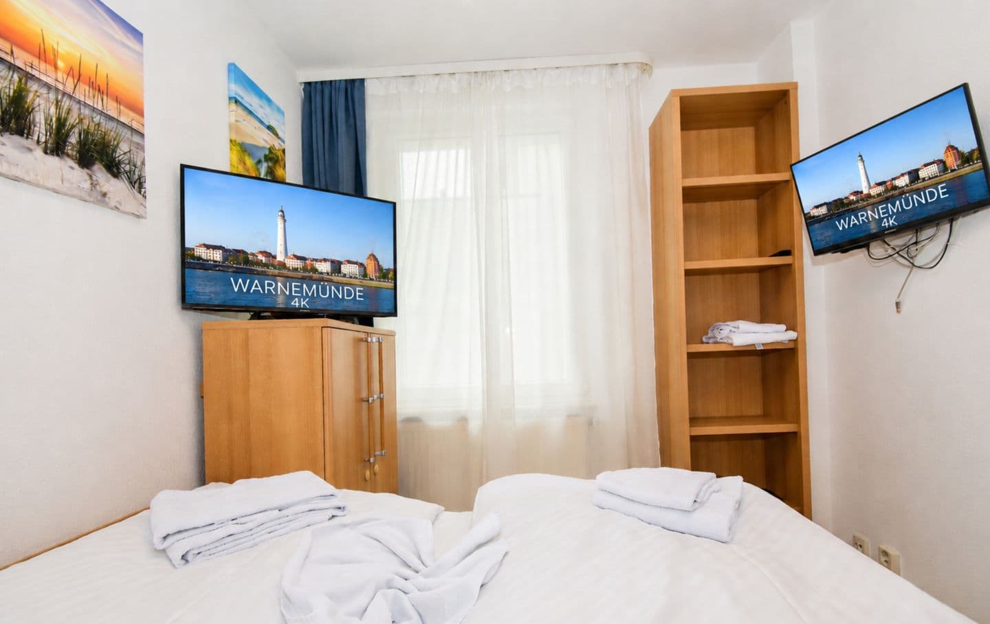Schlafzimmer mit Kommode und TV