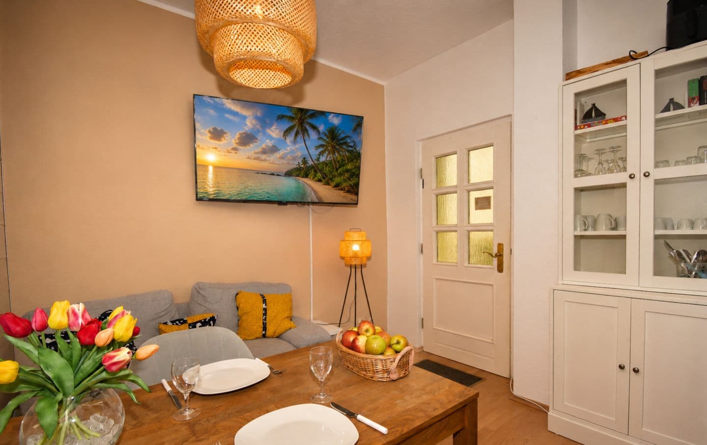 Wohnzimmer mit Sofa und TV