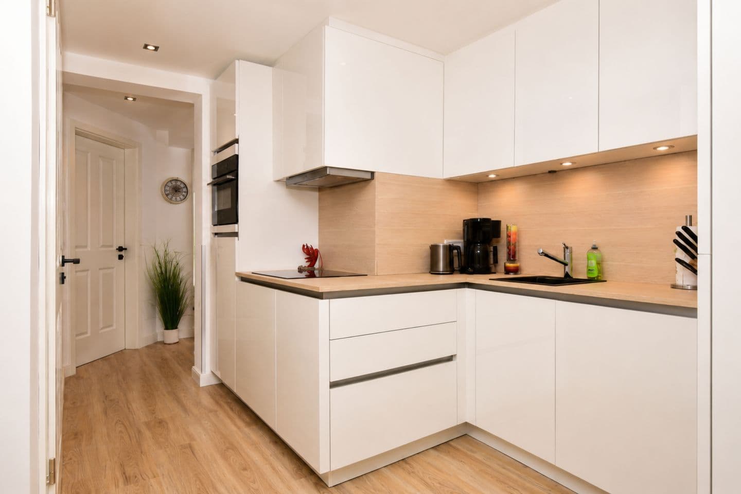 Küche mit Kühlschrank und Mikrowelle