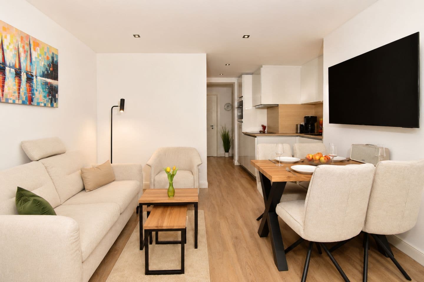 Wohnzimmer mit Sofa und Esstisch