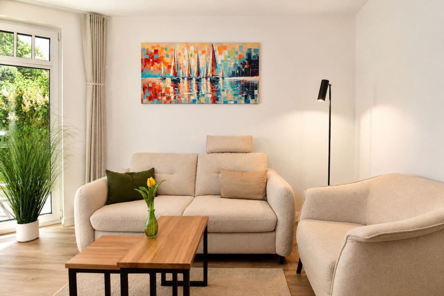 Wohnzimmer mit Sessel und Sofa