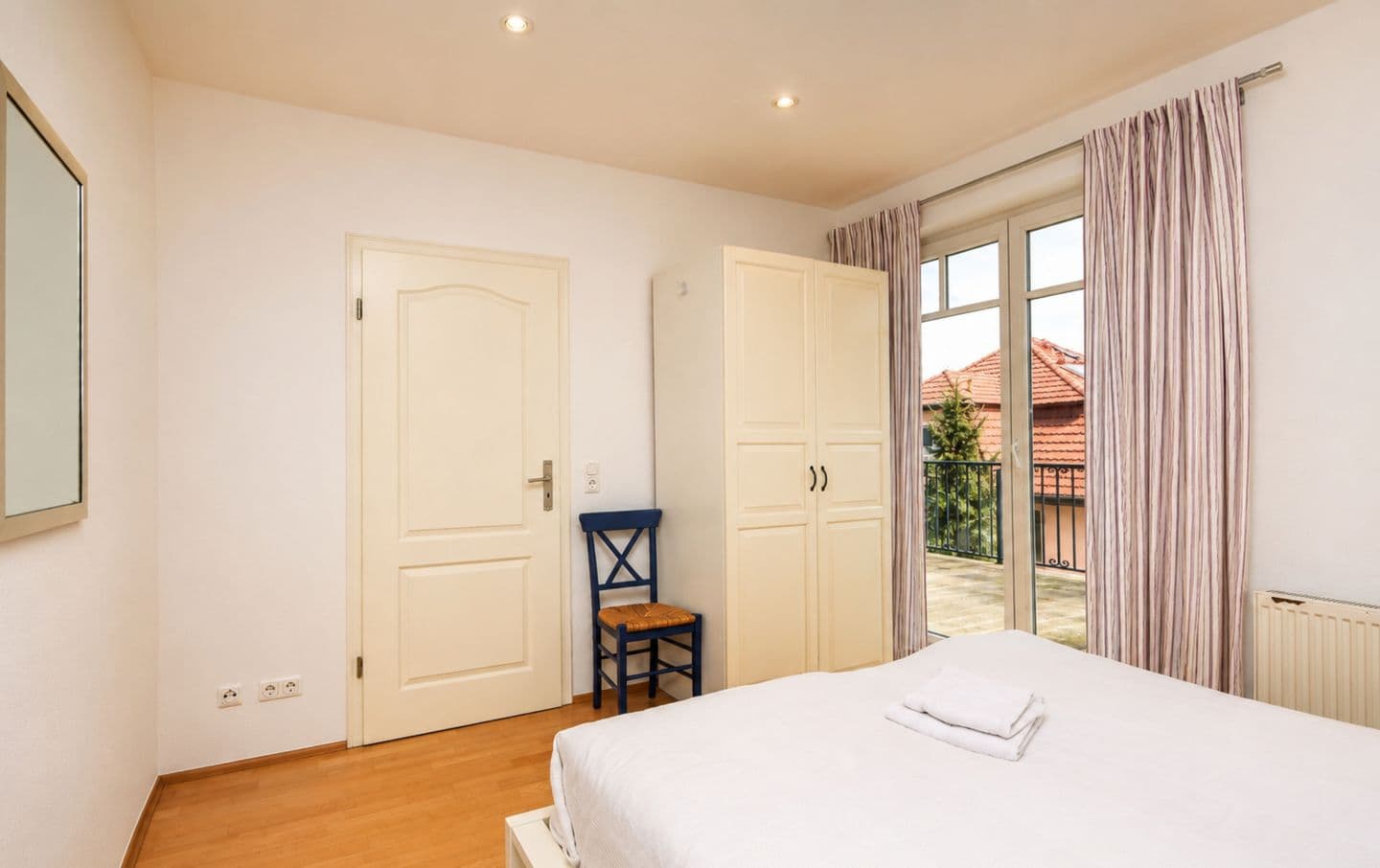 Schlafzimmer mit Blick auf Balkon
