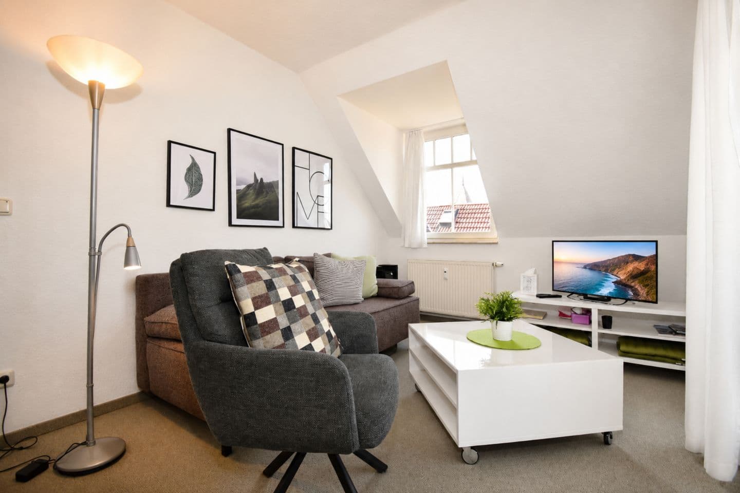 Wohnzimmer mit Sessel und TV