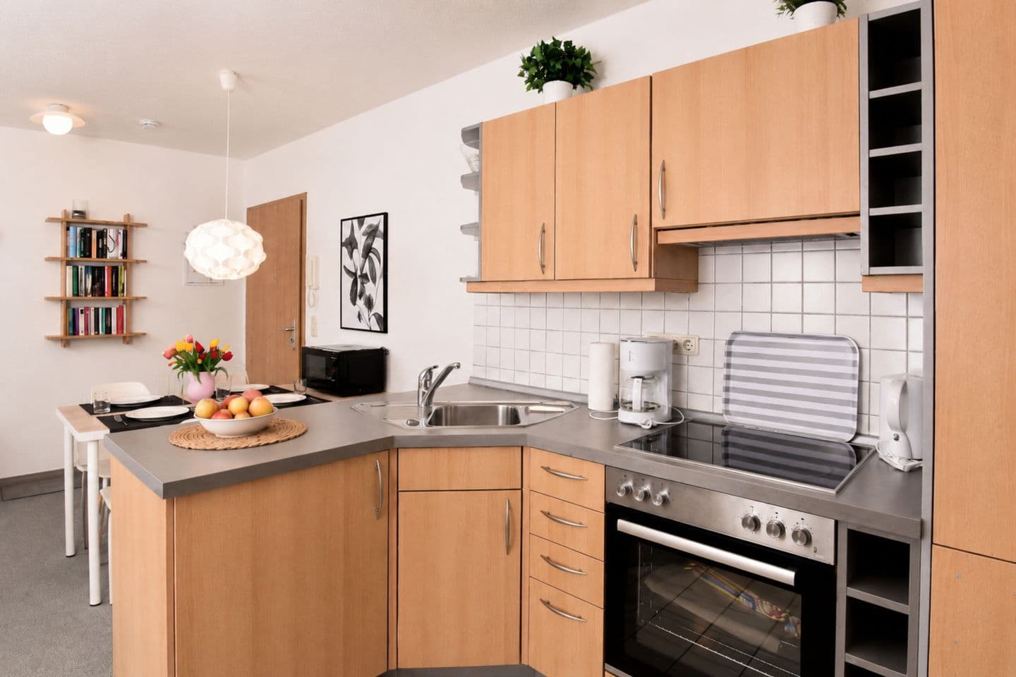 Küche mit Backofen