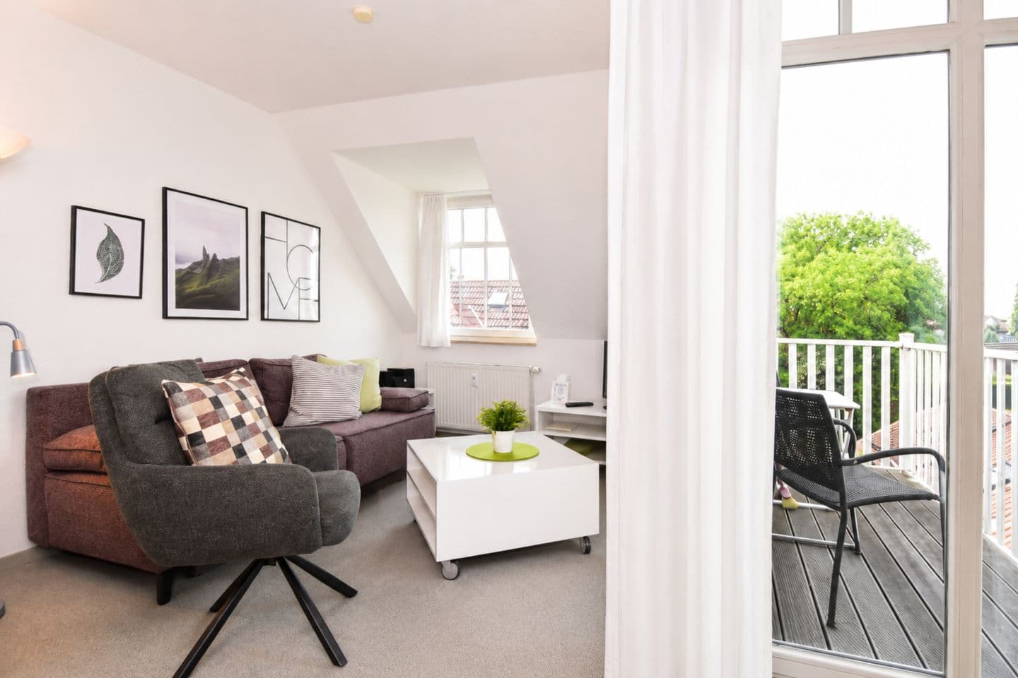 Wohnzimmer mit Zugang zum Balkon
