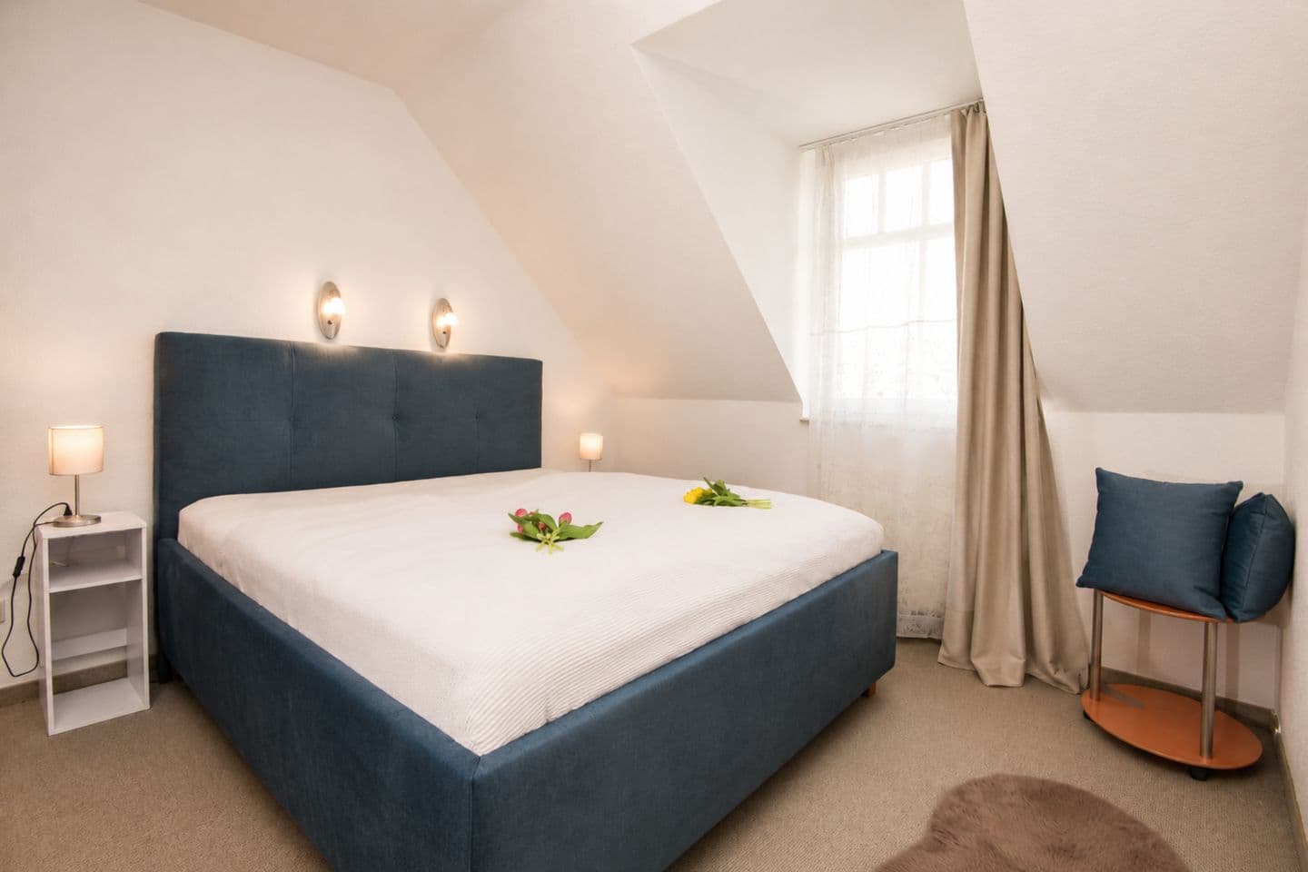 Schlafzimmer mit Doppelbett