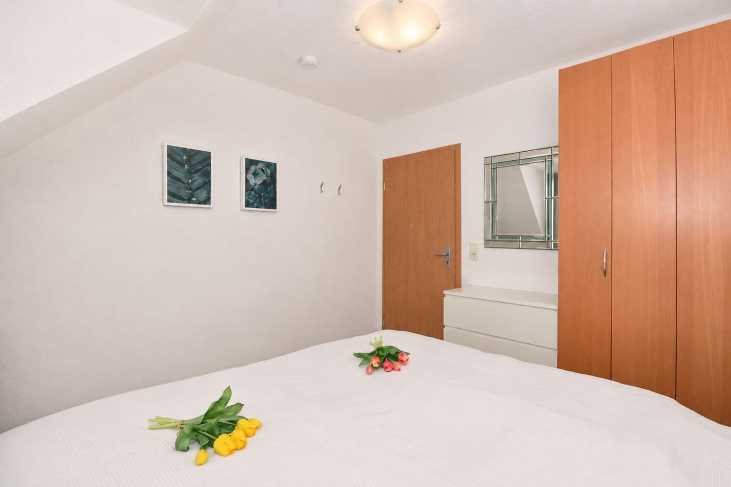 Schlafzimmer mit Kleiderschrank