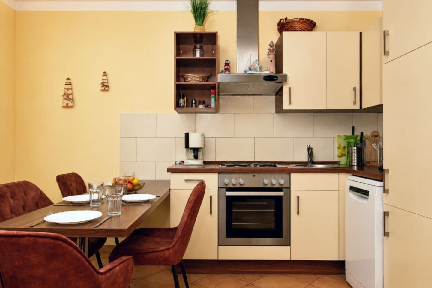Küche mit Geschirrspüler und Backofen