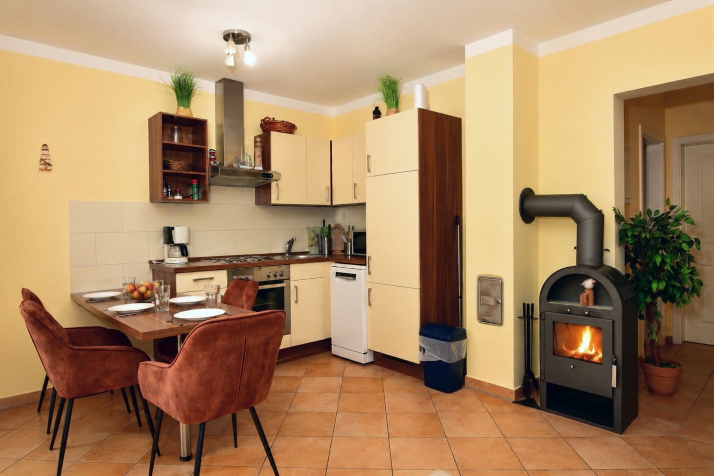 Küche mit Essbereich und Kamin