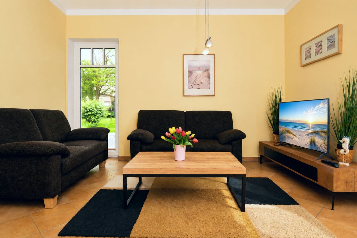 Wohnzimmer mit Sofa und TV