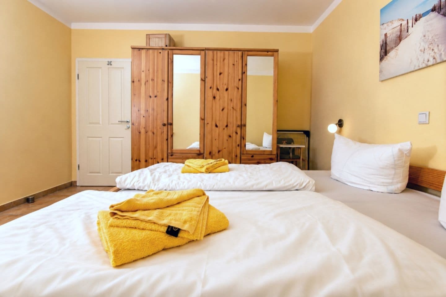 1. Schlafzimmer mit Doppelbett und Kleiderschrank