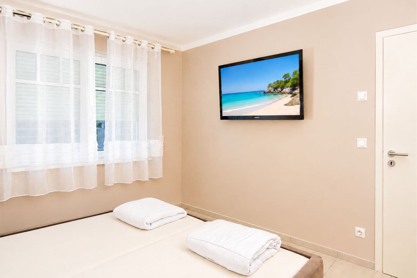 1. Schlafzimmer mit TV